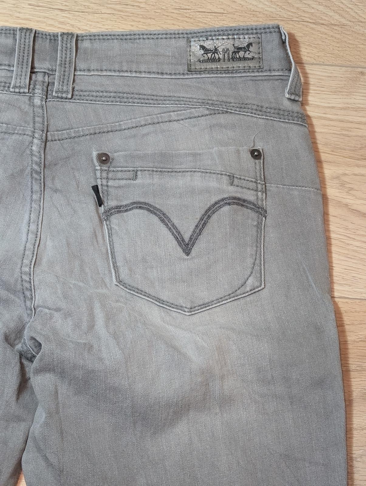 Levi's Women's Flatters & Flaunts Skinny Jeans - Grey - Size 28W 32L