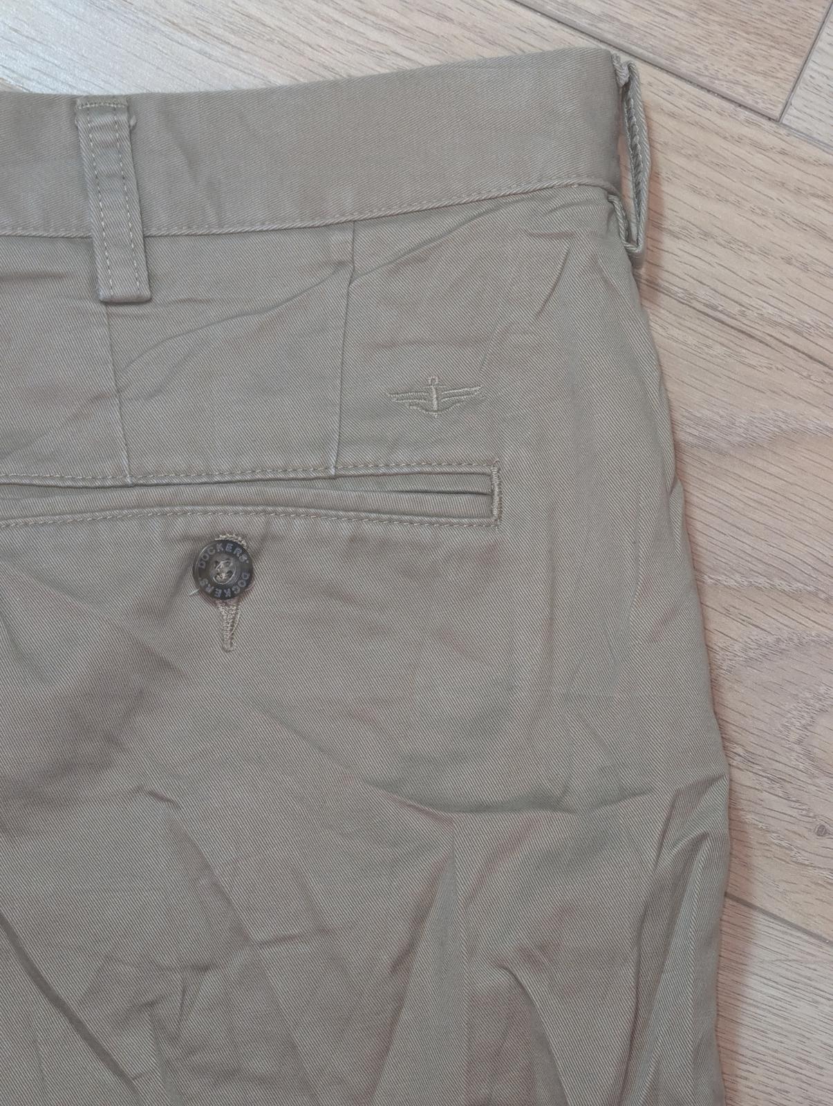 Dockers Men's D4 Relaxed Fit Chino Trousers - Beige - Size 42W 32L