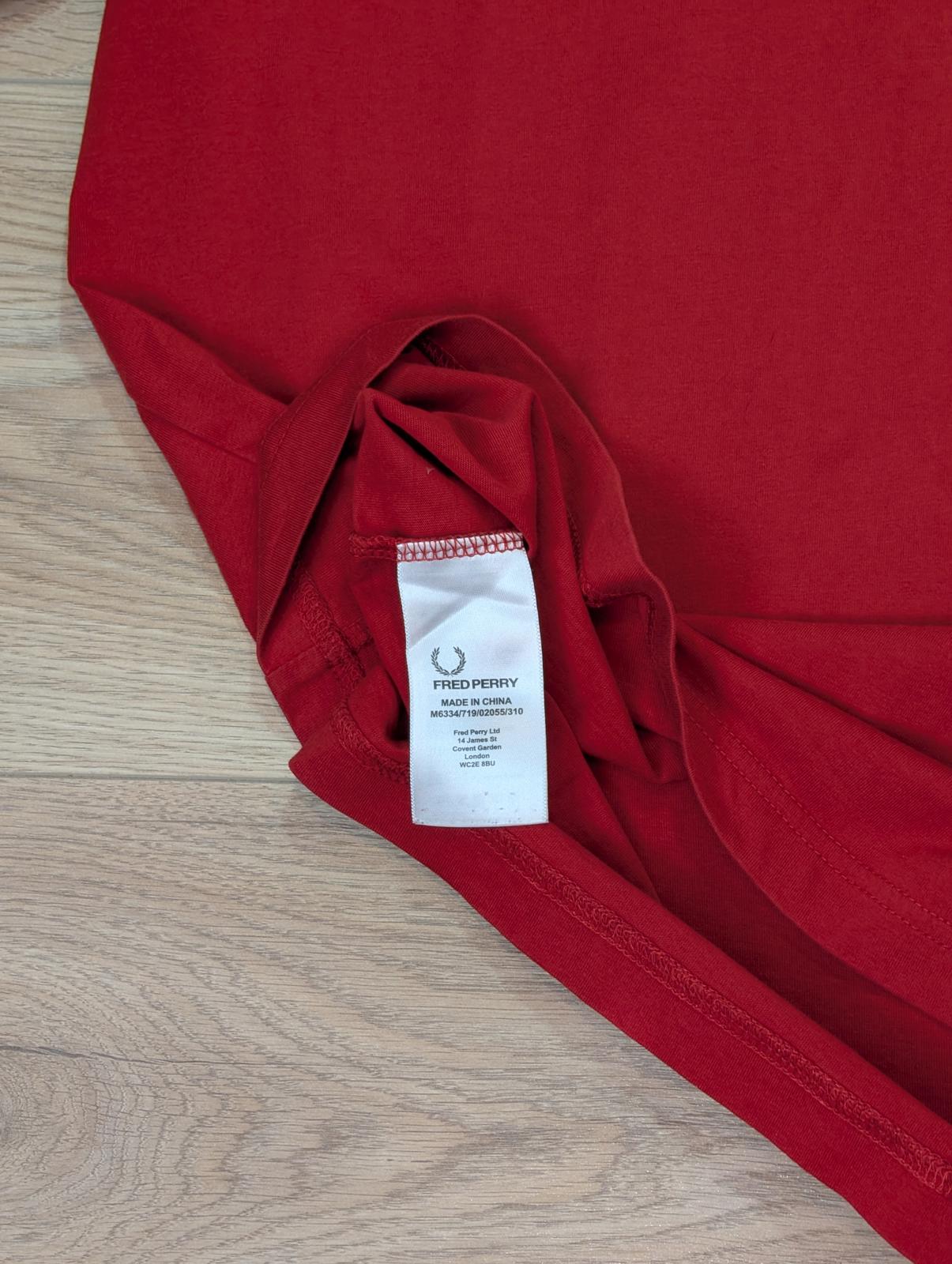 Fred Perry Men's T Shirt - Red - Size Small