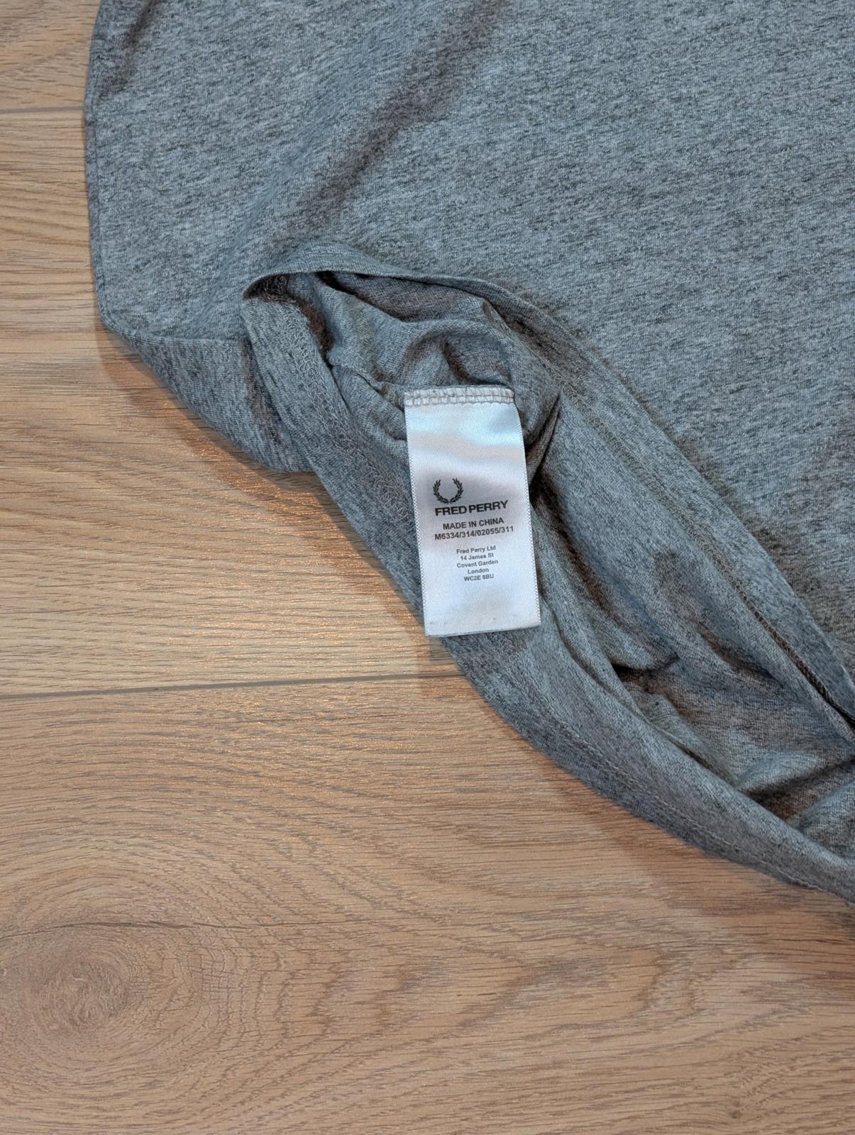 Fred Perry Men's T Shirt - Grey - Size Small