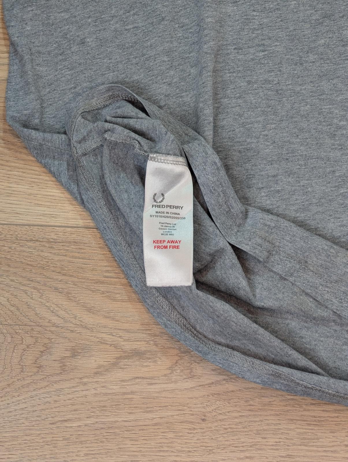 Fred Perry Men's T Shirt - Grey - Size Small