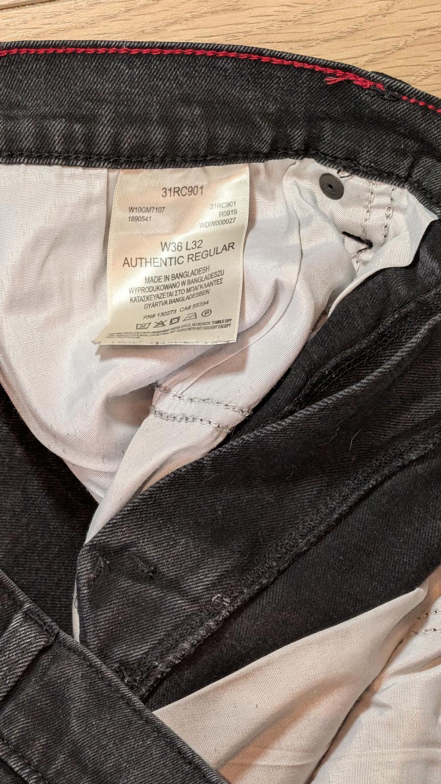 Wrangler Men's Authentic Regular Jeans - Black - Size 36W 32L