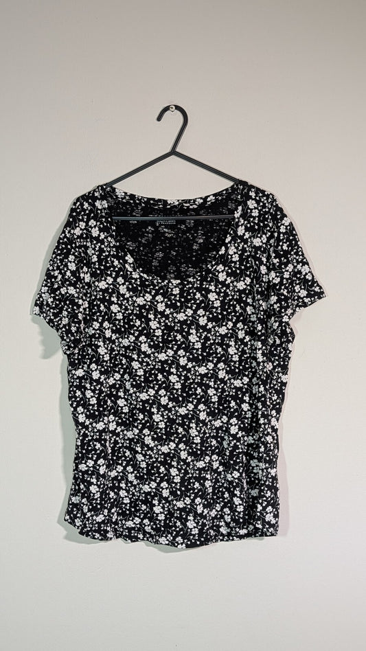 Peacocks Women's Floral T Shirt - Black - Size 16